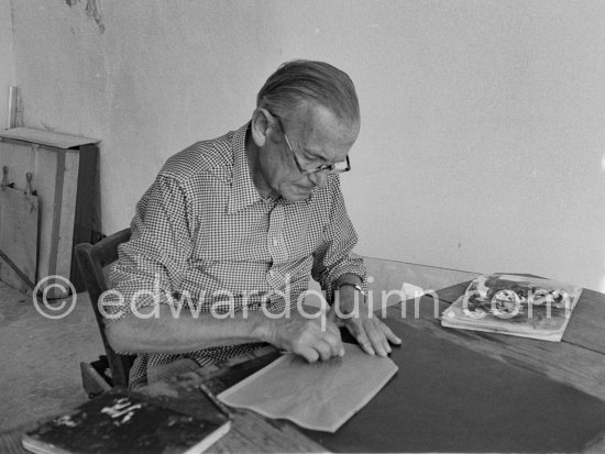 Graham Sutherland at work at La Villa Blanche. Menton 1974. - Photo by Edward Quinn