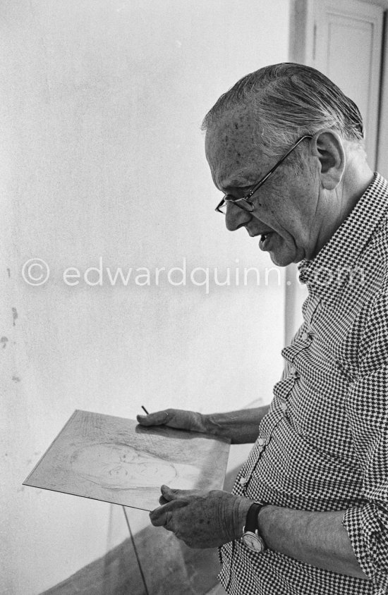 Graham Sutherland at La Villa Blanche with a copper plate. Menton 1976. - Photo by Edward Quinn