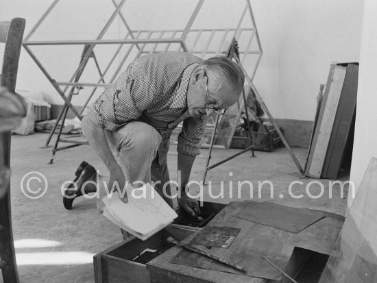 Graham Sutherland working at an etching at his La Villa Blanche. Menton 1974. - Photo by Edward Quinn