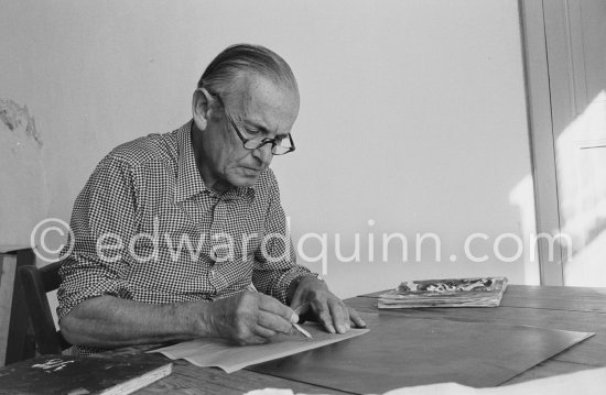 Graham Sutherland working at an etching at his La Villa Blanche. Menton 1974. - Photo by Edward Quinn