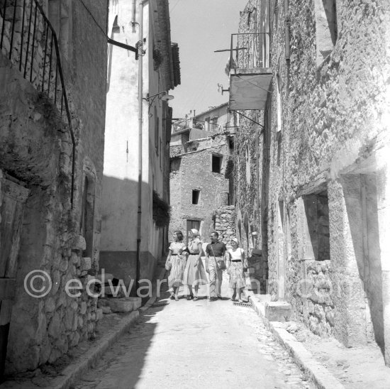 Tourists. Tourrettes-sur-Loup, 1954. - Photo by Edward Quinn