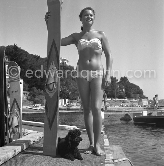 Pin-up Gisèle Verheest and her Miniature Poodle Senva. Juan-les-Pins 1950. - Photo by Edward Quinn