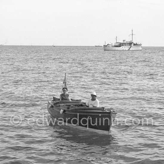 Wallis Simpson, Duchess of Windsor, coming from yacht Olnico. Villefranche harbor 1951. - Photo by Edward Quinn