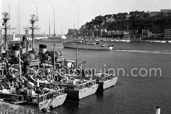 Yacht Shemara of Sir Bernard Docker and his wife Lady Norah. Yacht Christina of Aristotle Onassis. Minesweapers USS Dash, USS Detector, USS Dominant. Monaco c.1954 - Photo by Edward Quinn