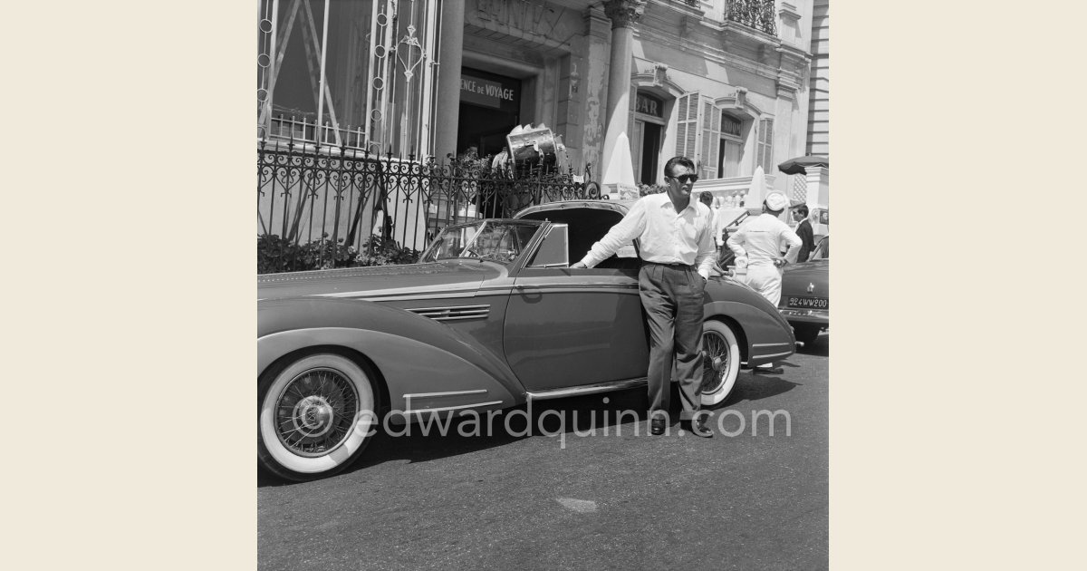 Robert Mitchum, during filming of 